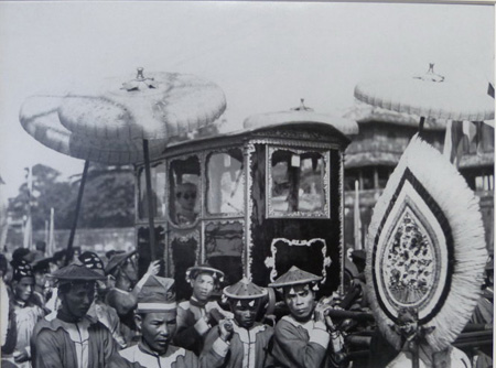 Vua Bảo Đại trong một đám rước lễ tế đàn Nam Giao năm 1938.